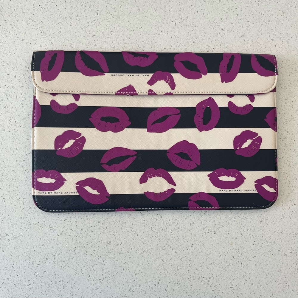 Marc by Marc Jacobs InCase EAZY LIPS Tech iPad Case Clutch Y2K 2000’s Kisses​